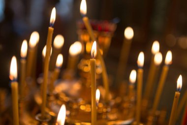 Ortodoks kilisesinde mumlar yanıyor. Fotoğraflar stüdyoda.