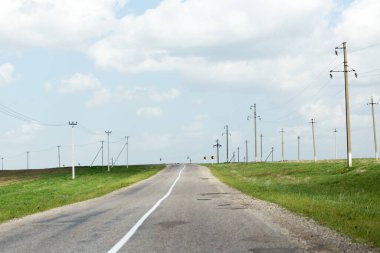Yol. Doğadaki parkta.