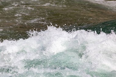 Arka plan olarak fırtınalı okyanus suyu. Doğadaki parkta.
