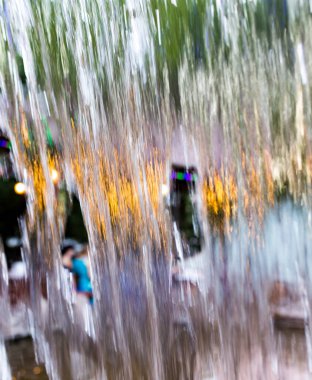 Şelaleden akan su bir zemin gibi. .