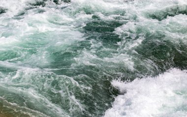 Arka plan olarak fırtınalı okyanus suyu. Doğadaki parkta.