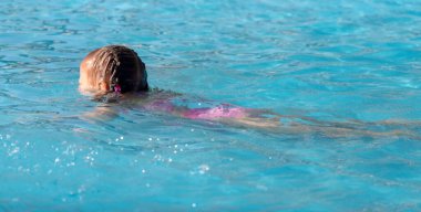 Kız su parkında banyo yapıyor. Doğadaki parkta.