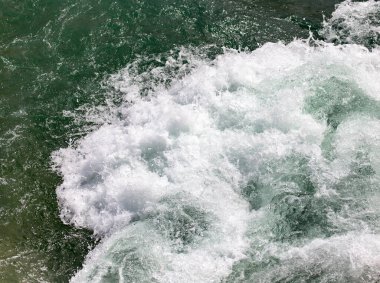 Arka plan olarak fırtınalı okyanus suyu. Doğadaki parkta.