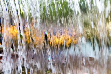 Şelaleden akan su bir zemin gibi. .