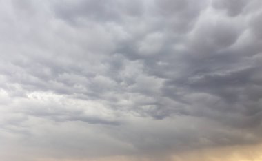 Akşamları bulutlu güzel gökyüzü .