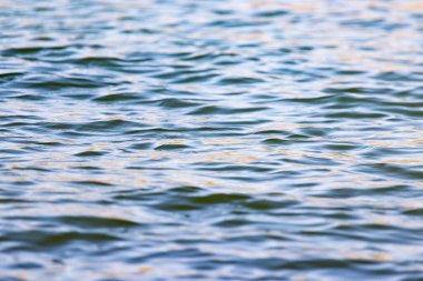 Göldeki suyun genişliği arka plan olarak kullanılıyor. .