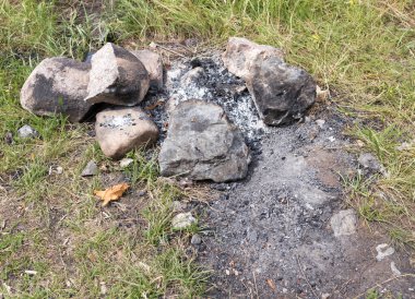 Doğadaki bir yangından sonraki taşlar. Doğadaki parkta.