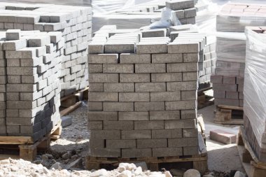 İnşaat alanında asfalt döşeme. Doğadaki parkta.