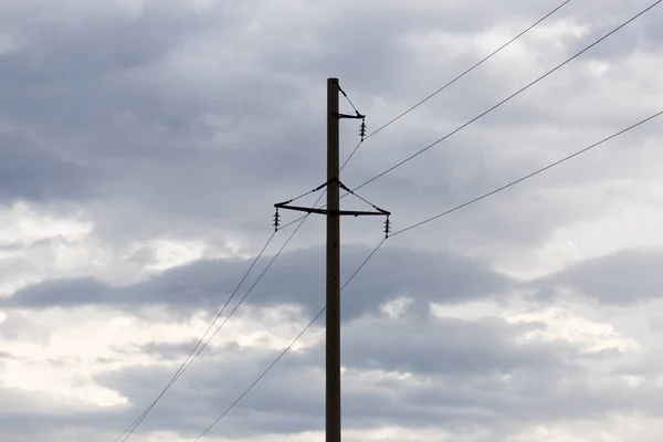 Elektriska Stolpar Mot Himlen Med Moln — Stockfoto