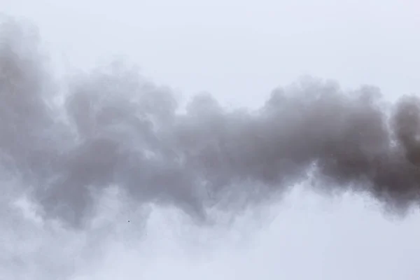 在多云的天空中烟斗里冒出的烟 — 图库照片