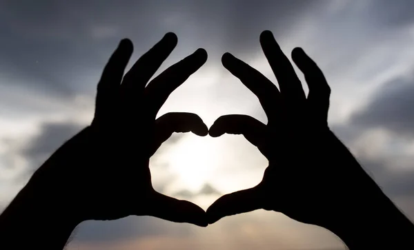 Silhouet Van Handen Vorm Van Hart Achtergrond Van Zonsondergang — Stockfoto