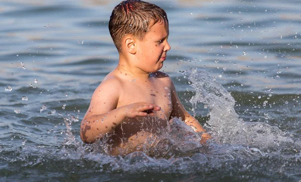 Мальчик Купается Озере Пляже — стоковое фото