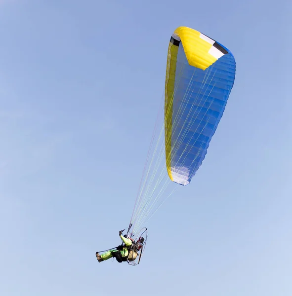 Fallschirm Auf Einem Himmelshintergrund Park Der Natur — Stockfoto