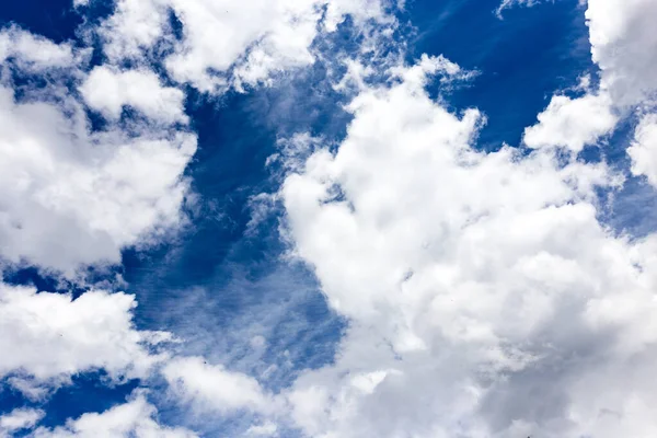 Nuvole Nel Cielo Blu Nel Parco Nella Natura — Foto Stock