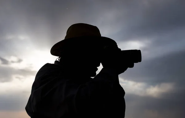 Silhueta Homem Com Uma Câmera Fundo Por Sol — Fotografia de Stock