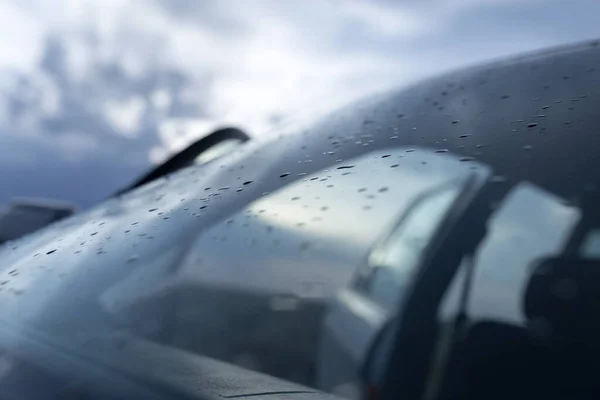 Krople Deszczu Przedniej Szybie Samochodu Parku Przyrodzie — Zdjęcie stockowe
