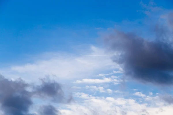 Beaux Nuages Contre Ciel Bleu Dans Parc Dans Nature — Photo