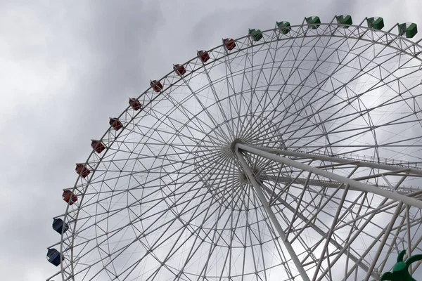 雲を背景に観覧車 — ストック写真