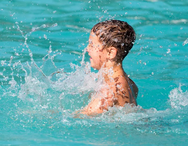 Jongen Zwemt Met Een Plons Het Waterpark — Stockfoto