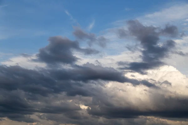 Güzel Bulutlar Mavi Gökyüzüne Karşı Doğadaki Parkta — Stok fotoğraf