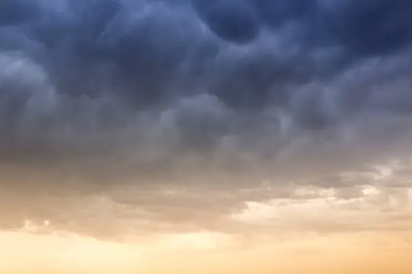 Beau Ciel Avec Nuages Dans Soirée — Photo