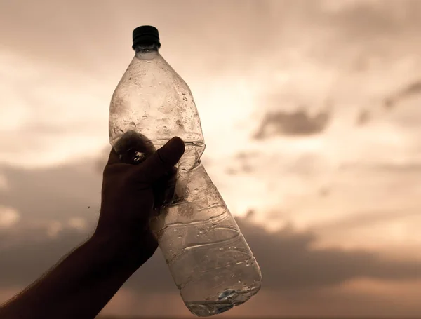 Silhouet Hand Met Een Fles Een Zonsondergang Achtergrond — Stockfoto