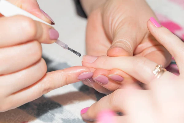 Professionele Manicure Een Schoonheidssalon Foto Studio — Stockfoto