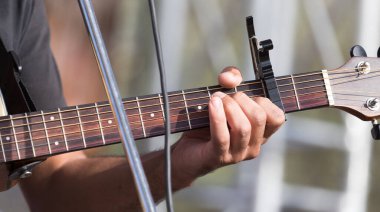Gitar çalan bir yardımcı. Doğadaki parkta.