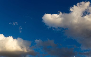 Arka planda mavi gökyüzündeki bulutlar .