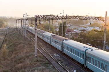 Tren gün batımında demiryolunda. Doğadaki parkta.