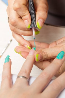 Güzellik salonunda manikür yapan kadınlar. Fotoğraflar stüdyoda.