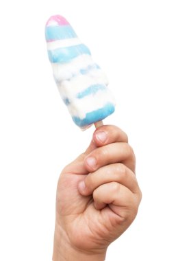 Dondurma elinde, beyaz arka planda. .