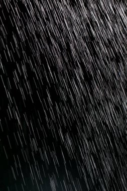 Siyah arka planda yağmur. Soyut bir dokunun fotoğrafı