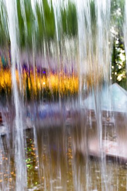 Şelaleden akan su bir zemin gibi. .