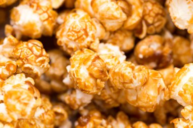 Arka plan olarak patlamış mısır. Makro. Fotoğraflar stüdyoda.