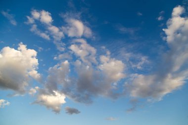 Mavi gökyüzündeki bulutlar. Doğadaki parkta.