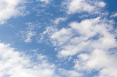 Arka planda mavi gökyüzündeki bulutlar .