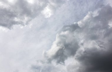 Arkaplan olarak gökyüzündeki bulutlar .