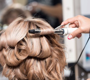 Güzellik salonunda kadın saç stili. .