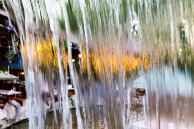 Şelaleden akan su bir zemin gibi. .