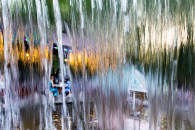 Şelaleden akan su bir zemin gibi. .