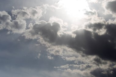 Öğleden sonra güneşinin altında güzel bulutlar .