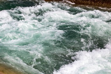 Arka plan olarak fırtınalı okyanus suyu. Doğadaki parkta.