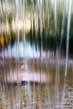 Şelaleden akan su bir zemin gibi. .