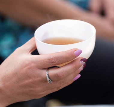 Çayı kadının elinde, doğada. .