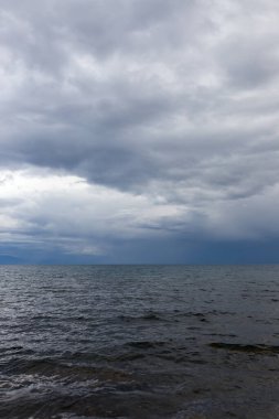 Arka plan olarak denizdeki bulutlu hava .