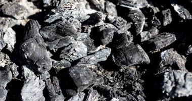 Arkaplan olarak siyah kömür. Soyut bir dokunun fotoğrafı