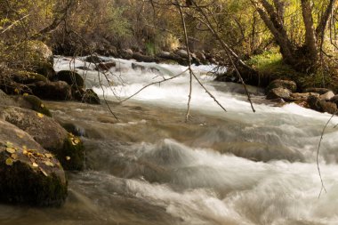 Bir arka plan olarak dağ nehir suyundaki dalgalı su .