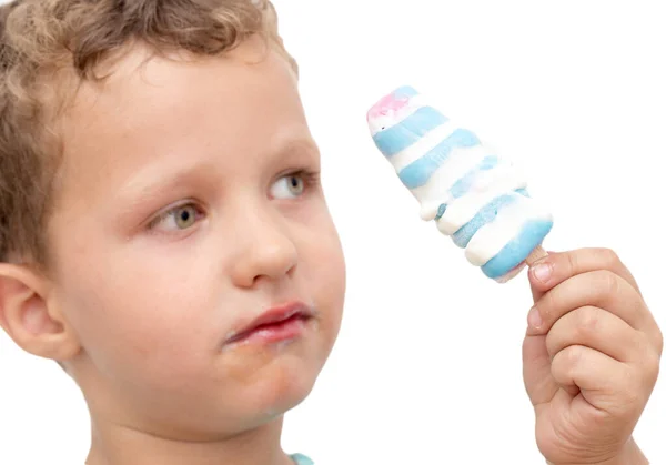 Menino Comendo Sorvete Fundo Branco — Fotografia de Stock