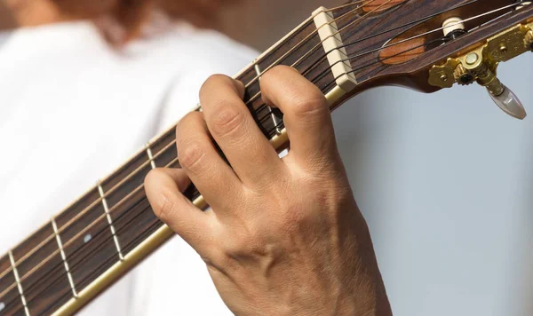 Mano Chica Tocando Guitarra Parque Naturaleza — Foto de Stock